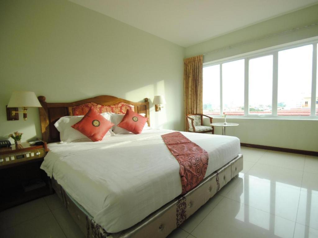 Midland Hotel Phnom Penh Eksteriør billede