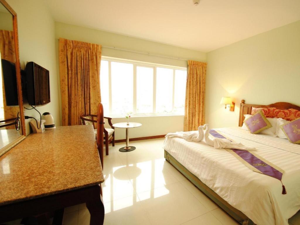 Midland Hotel Phnom Penh Eksteriør billede
